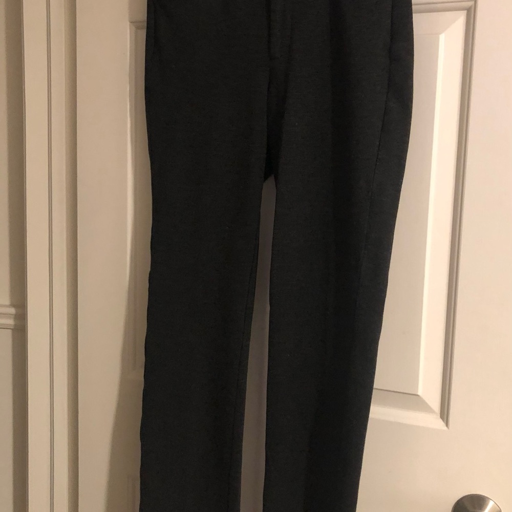 Faux leather trim pockets! NYDJ Dark Heather Gray Knit, travel-friendly. NWT